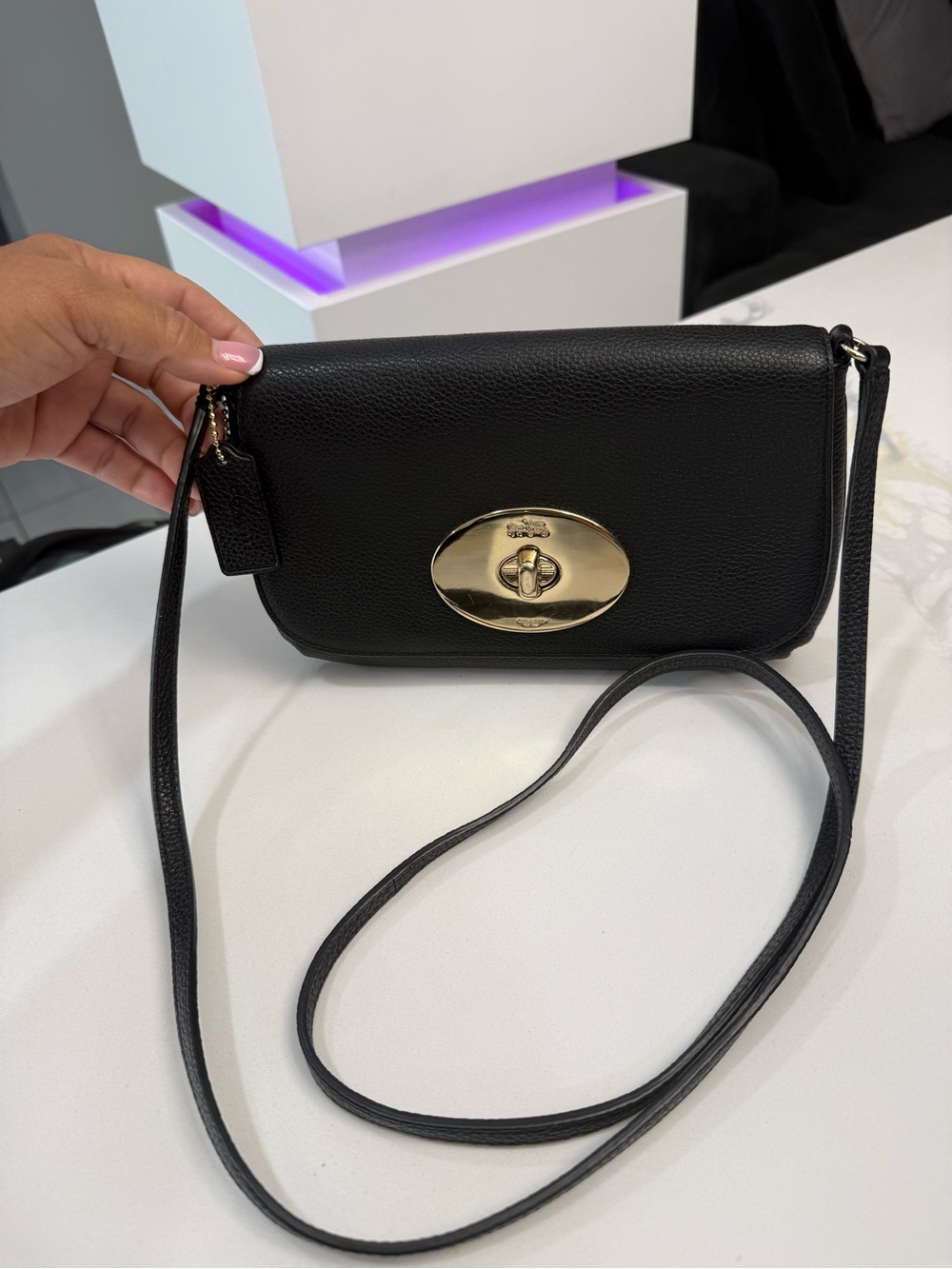 Coach turn lock Leather Crossbody Gold Hardware horse & carriage EUC